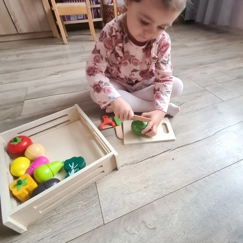 Dřevěná zelenina a ovoce v bedýnce
