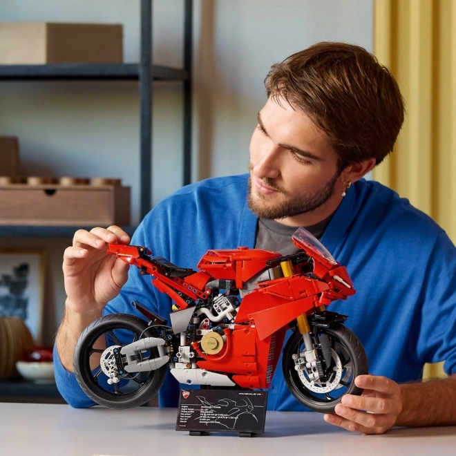 Stavebnice LEGO Technic motocykl Ducati Panigale V4 S