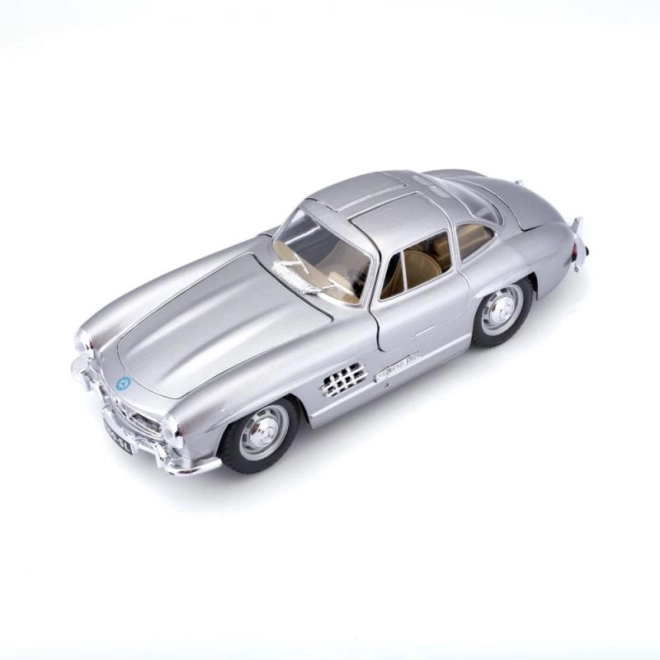 Bburago 1:24 Mercedes Benz 300SL stříbrná 18-22023