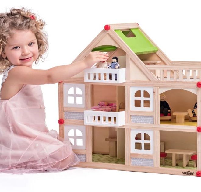 Dvoupodlažní domeček pro panenky s terasou