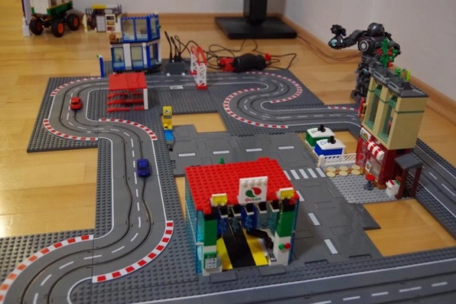 Autodráha kompatibilní se stavebnicí