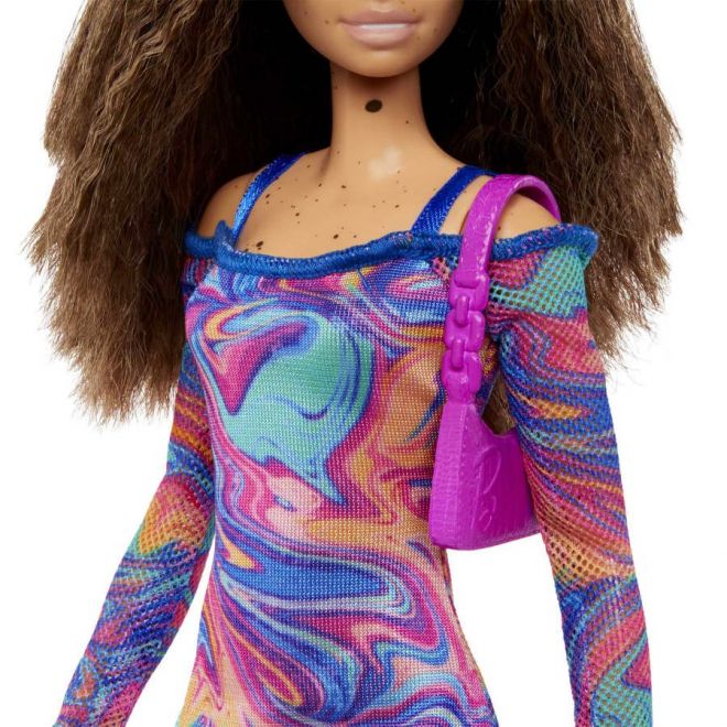 Panenka Barbie Fashionistas s vlnitými vlasy a pihami