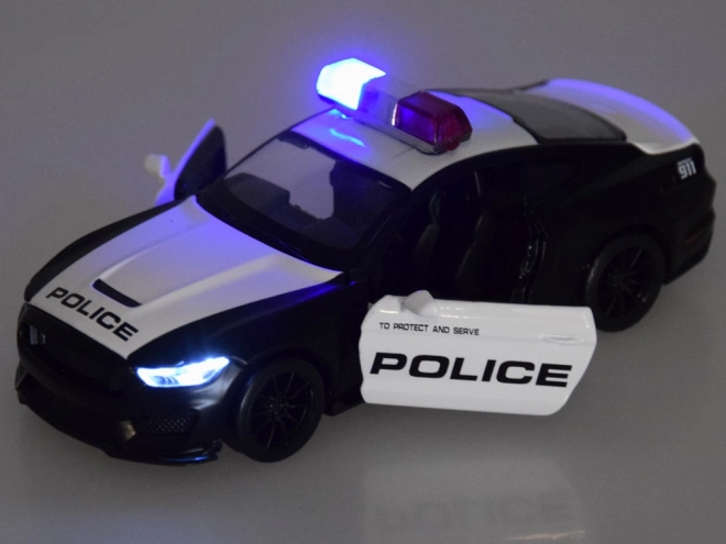 Kovové policejní auto Ford Shelby GT350 v měřítku 1:32 s efekty světel majáků