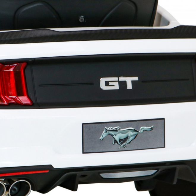 Ford Mustang GT bílý