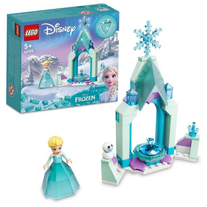 Elsa a zámecké nádvoří