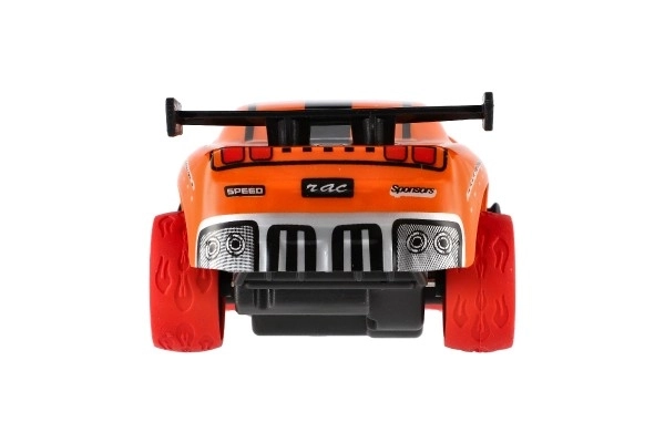 Auto RC sportovní plast 2,4GHz 13cm na baterie oranžové v krabici 24x12x14cm