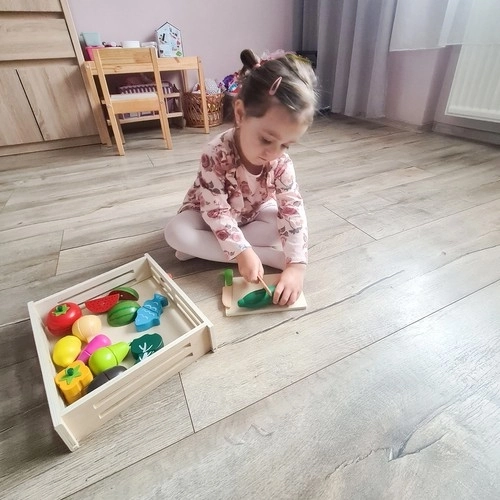 Dřevěná zelenina a ovoce v bedýnce