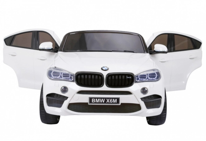 BMW X6M XXL pro 2 děti Bílá + dálkové ovládání + eko kůže + bezpečnostní pásy + pomalý rozjezd + MP3 USB + LED