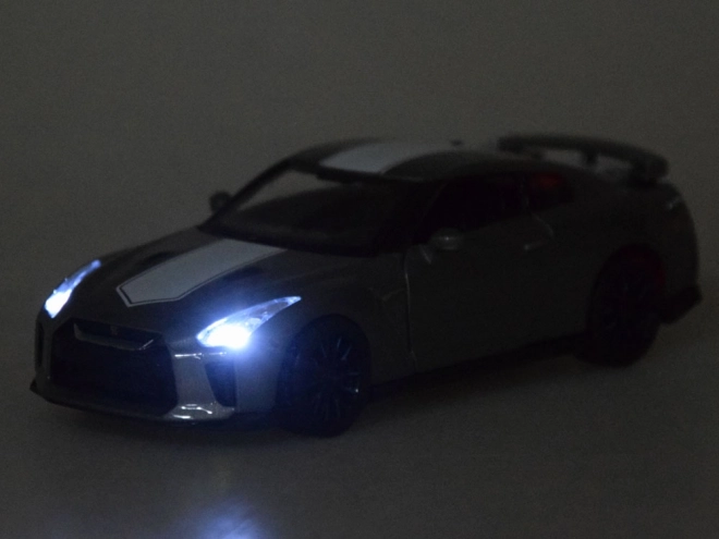 Auto Nissan GT-R s otevíracími dveřmi