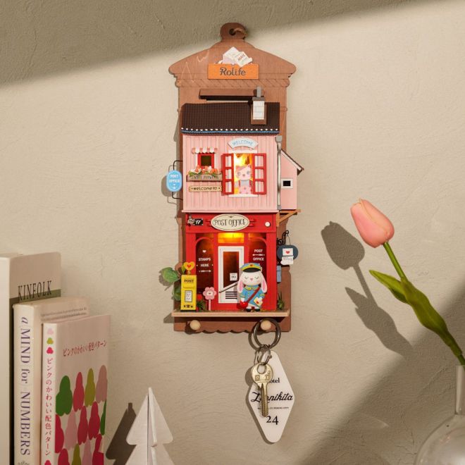 RoboTime miniatura domečku k zavěšení - Kancelář pošty