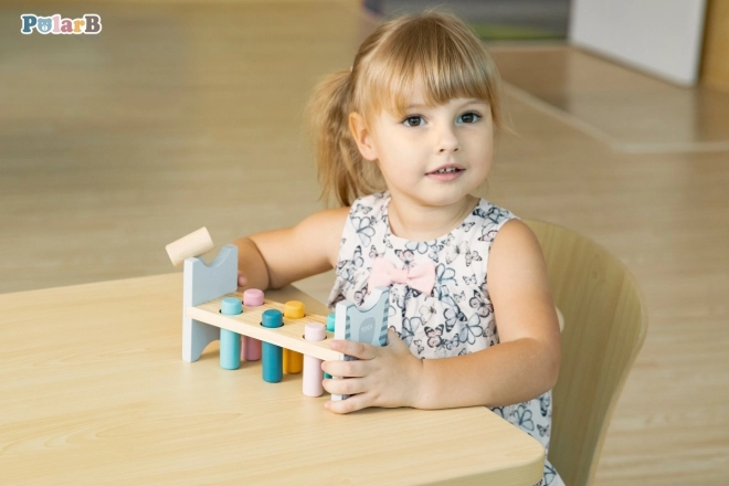 VIGA PolarB Dřevěná lavička s kladívkem – Montessori hračka