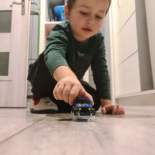 Svítící autíčko na autodráhu
