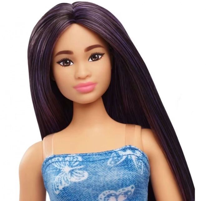 Barbie modelka v modrých šatech s motýlky
