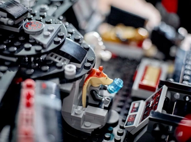 LEGO Star Wars 75389 Mroczný Millenium Falcon