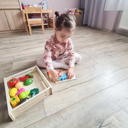 Dřevěná zelenina a ovoce v bedýnce