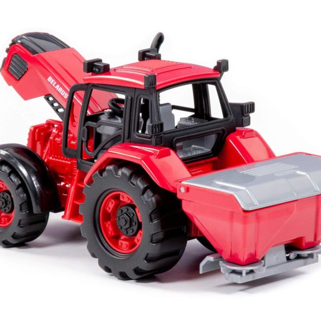 Traktor Belarus s přívěsem na hnojení