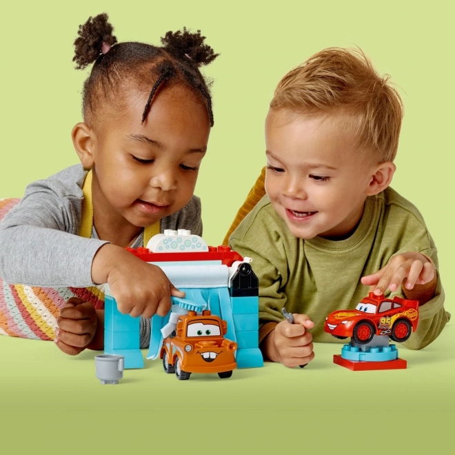 LEGO® DUPLO® Disney 10996 Na myčce s Bleskem McQueenem a Bur