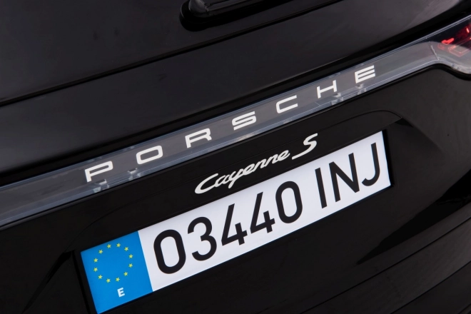 Porsche Cayenne S Vozidlo lakované na černo