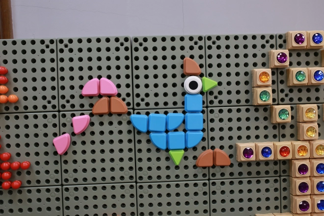 Masterkidz geometrický stavební set s kolíčky 64 ks pro STEM tabule