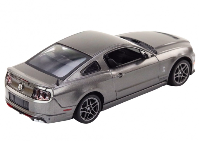 Ford Shelby GT500 v měřítku 1:24 Pohonná jednotka stříbrná