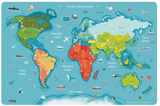 Dřevěná mapa světa s tabulí v českém jazyce