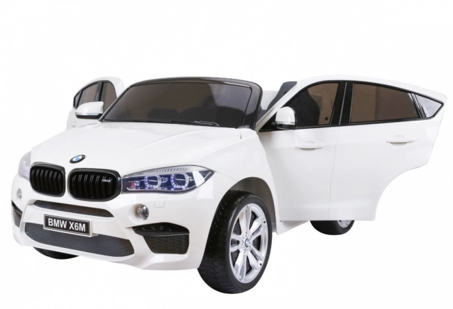 BMW X6M XXL pro 2 děti Bílá + dálkové ovládání + eko kůže + bezpečnostní pásy + pomalý rozjezd + MP3 USB + LED