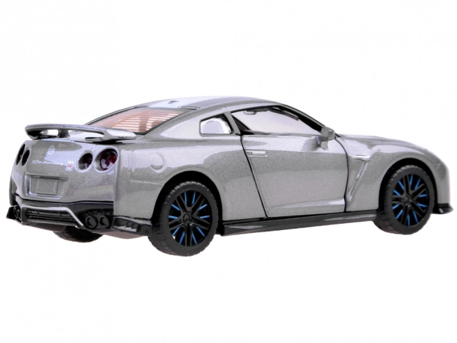 Auto Nissan GT-R s otevíracími dveřmi