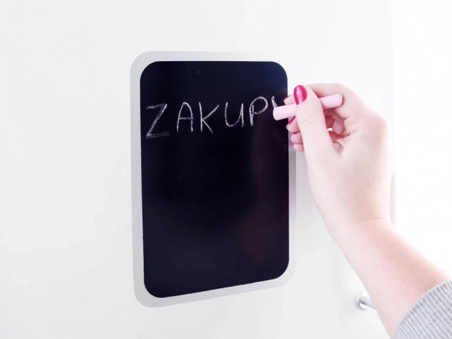 Velká dřevěná kuchyně s ledničkou a troubou
