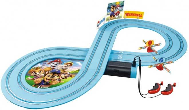 Závodní dráha s postavičkami z Paw Patrol
