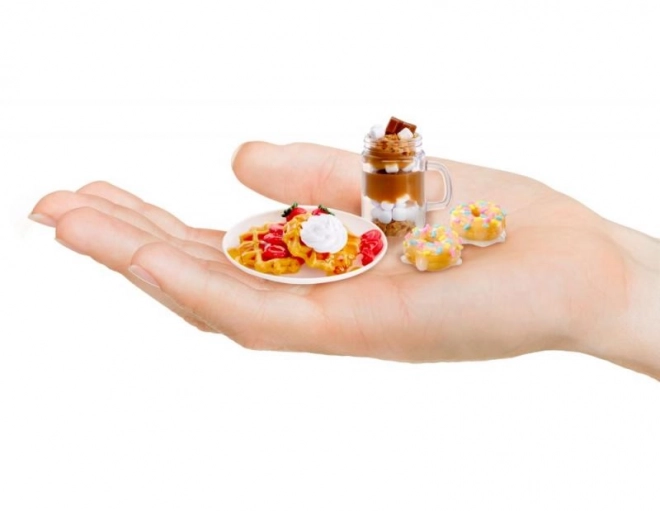 MGA's Miniverse – Mini Food Kavárna, PDQ