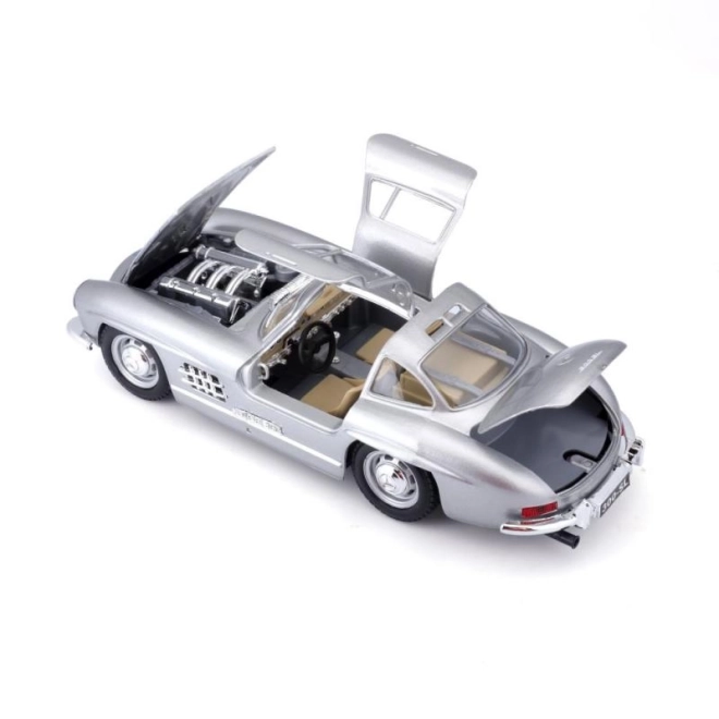 Bburago 1:24 Mercedes Benz 300SL stříbrná 18-22023