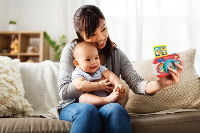 CLEMENTONI BABY Interaktivní fotoaparát se světlem a zvuky