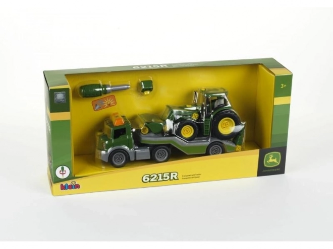 Otočný traktor John Deere na přívěsu