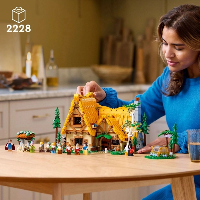 LEGO Disney Classic 43242 Chatka Sněhurky a sedmi trpaslíků