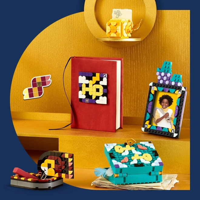 LEGO DOTS 41811 Sada psacích stolů Bradavice