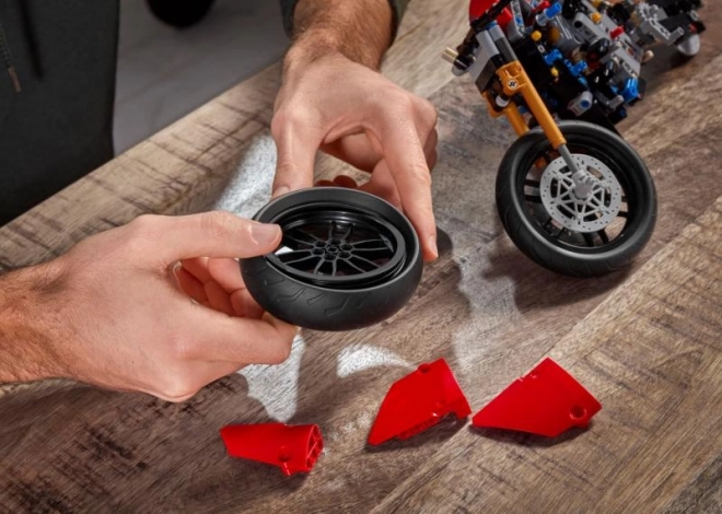 LEGO Technic 42107 Ducati Panigale V4 R