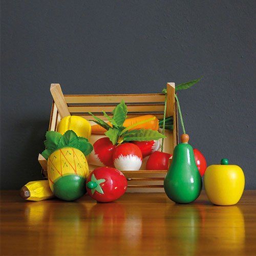 Dřevěné ovoce a zelenina v krabici