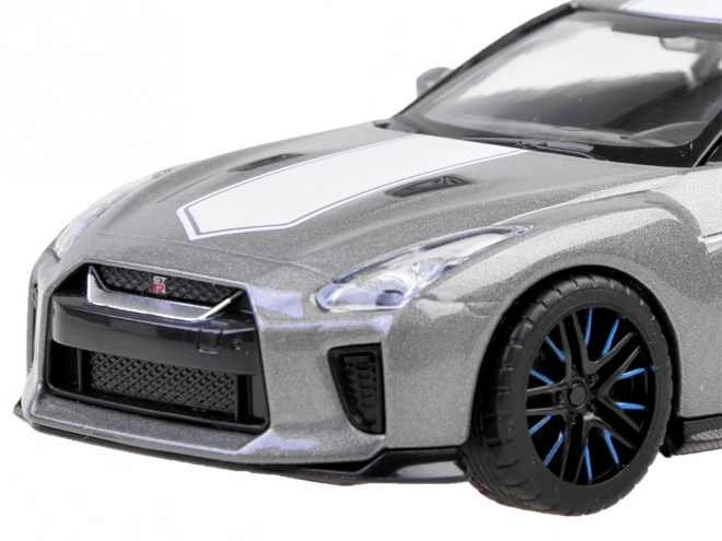 Auto Nissan GT-R s otevíracími dveřmi