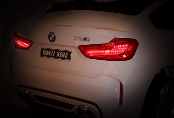 BMW X6M XXL pro 2 děti Bílá + dálkové ovládání + eko kůže + bezpečnostní pásy + pomalý rozjezd + MP3 USB + LED