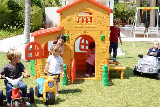 Zahradní domek Super Villa se stolkem a židlemi