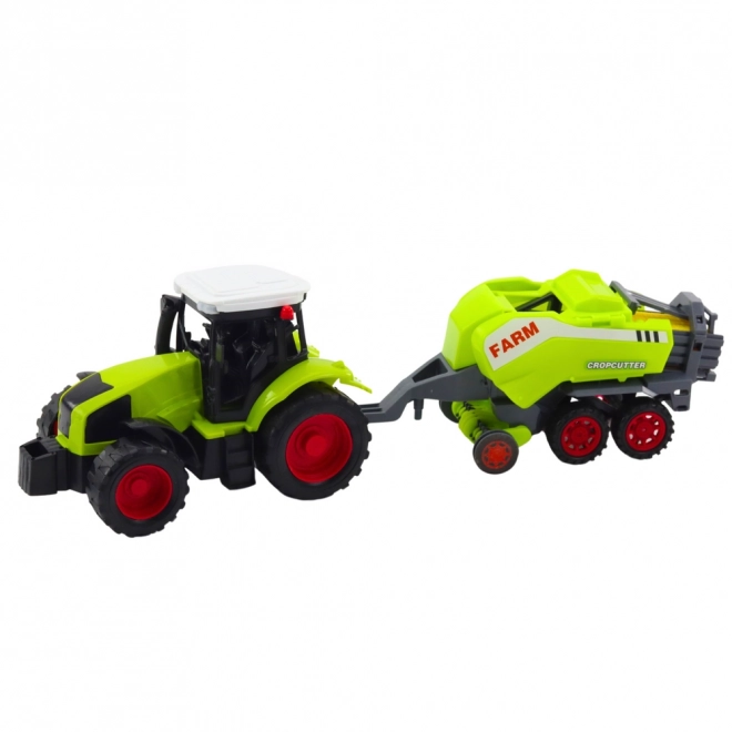 Zelený traktor s lisem na balíky sena