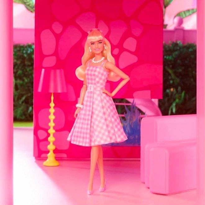 Filmová panenka Barbie Margot Robbie jako Barbie v růžových šatech