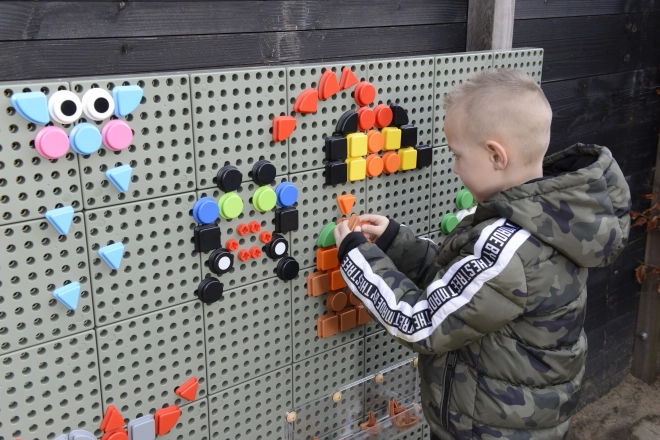 Masterkidz geometrický stavební set s kolíčky 64 ks pro STEM tabule