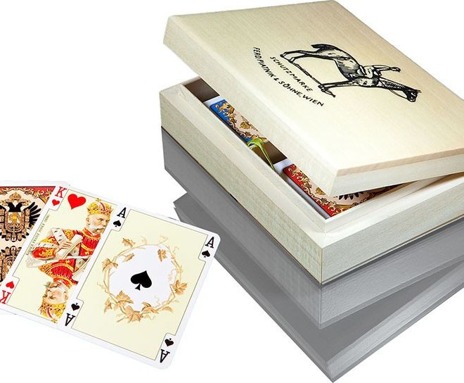 Lux karty v dřevěné krabičce s logem Piatnik