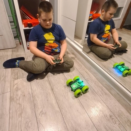 Zelený automobilový akrobat na dálkové ovládání