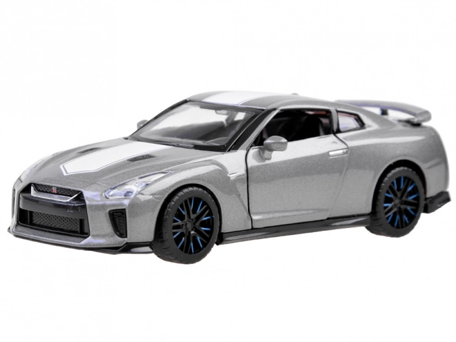 Auto Nissan GT-R s otevíracími dveřmi