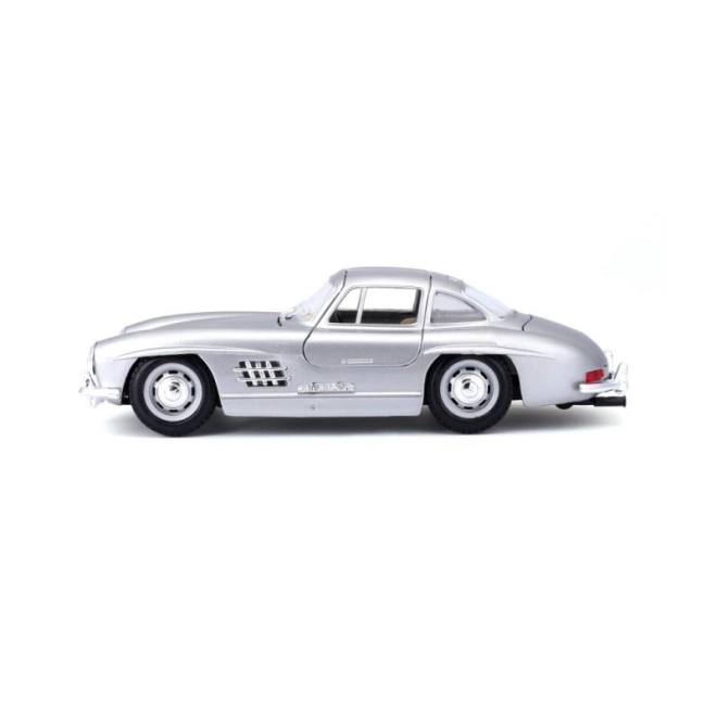 Bburago 1:24 Mercedes Benz 300SL stříbrná 18-22023