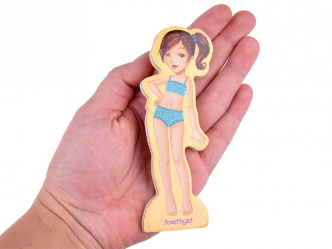 Dřevěné magnetické puzzle móda u modelky