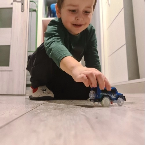 Svítící autíčko na autodráhu
