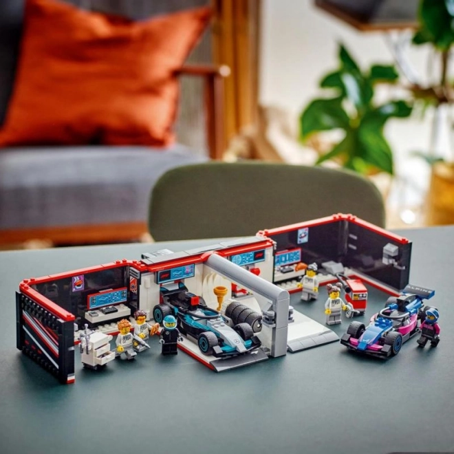 Lego City F1 garáž a vozy Mercedes-AMG a Alpine